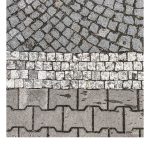 Drei verschiedene Pflasterarten. Unten Doppel-T-Pflaster in der mitte kleine weisse, quadratische Pflastersteine und oben graue quadratische Steine.